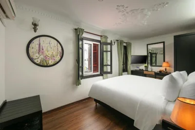 Deluxe King — Old Quarter Charm Hotel